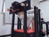 【缚心室】清纯女大学生的拘束架体验，郊狼+电击棒，炮击猛烈输出，想躲又躲不掉，最后采访体验感受说差点被玩死