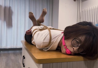 【禾一原创】劫匪入室绑架，OL装小北日式五花，肉丝袜堵嘴+原味白袜堵嘴，驷马捆绑口球堵嘴