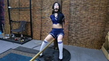 【HD飞天】新模特月仙儿听说玩吊缚,马步拘束架和五花驷马只要能坚持规定的时长,可以获得一定的奖项,并且自吹到如果给她2万元蹲马步可以坚持5个小时,她太天真了