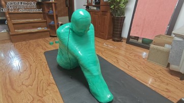 【狸猫工作室】圣诞节礼物绿色全包木乃伊，女M团缚紧致全包，将呼吸空间密封到最小，控制呼吸，最后做成圣诞树摆件放置