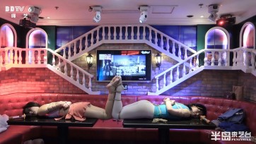 【半岛束艺台】【TK】【丝】  服务员乱入，KTV双星陷入尴尬，对虾造型暴露无遗