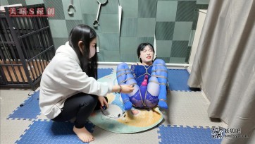 【美曦s】蓝色妖姬之《青蛙缚榨汁训练 上 》非常极限的姿势，绑的是嗷嗷叫，全身上下动也不能动，只能任由主人调教了，痛苦的想让主人翻过来，最后主人把敏儿放置在一旁自己榨