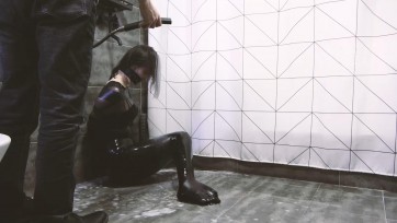 【半岛束艺台】king定拍《诱惑湿身黑丝全包衣 下》3层黑丝包裹美女！美女被丝袜层层包裹被冲水玩弄娇躯！精彩升级不要错过!
