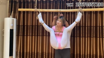 【山鬼工作室】小幼师软软练完功直接穿练功服来工作室，白丝及其诱惑。被主人用很羞耻的姿势吊起来玩弄[X_X]，身体敏感的不能碰，棒棒刚放上去就受不住，股绳拉紧卡到缝里，被绑着喂...