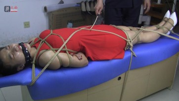 【绳之韵】安琪刑虐实验室系列：夜店红裙绳虐第一集——40分钟刑虐绳艺丽人安琪，极限严密捆绑刑台固定背诵唐诗