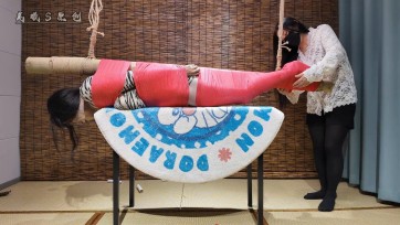 【美曦s】《裹在竹竿上的伪娘》全包过程、木乃伊胶带全包在竹竿上、空中吊着玩弄 负重器训练、灰丝袜大长腿